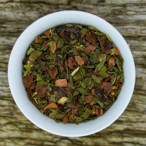 Eine Schale mit Blättern auf einer Holzoberfläche