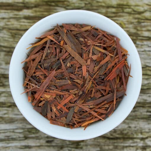 Eine Schüssel mit Baumrinde