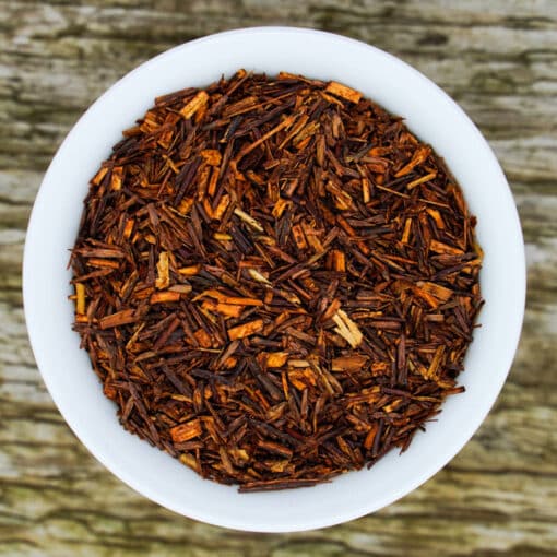 Eine Schüssel mit braunen Rooibos Tee