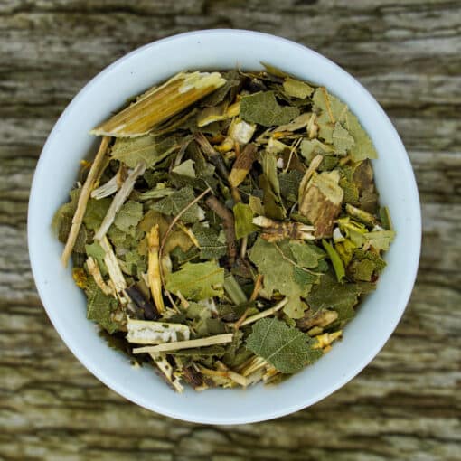 Eine Schale mit Blättern auf einer Holzoberfläche